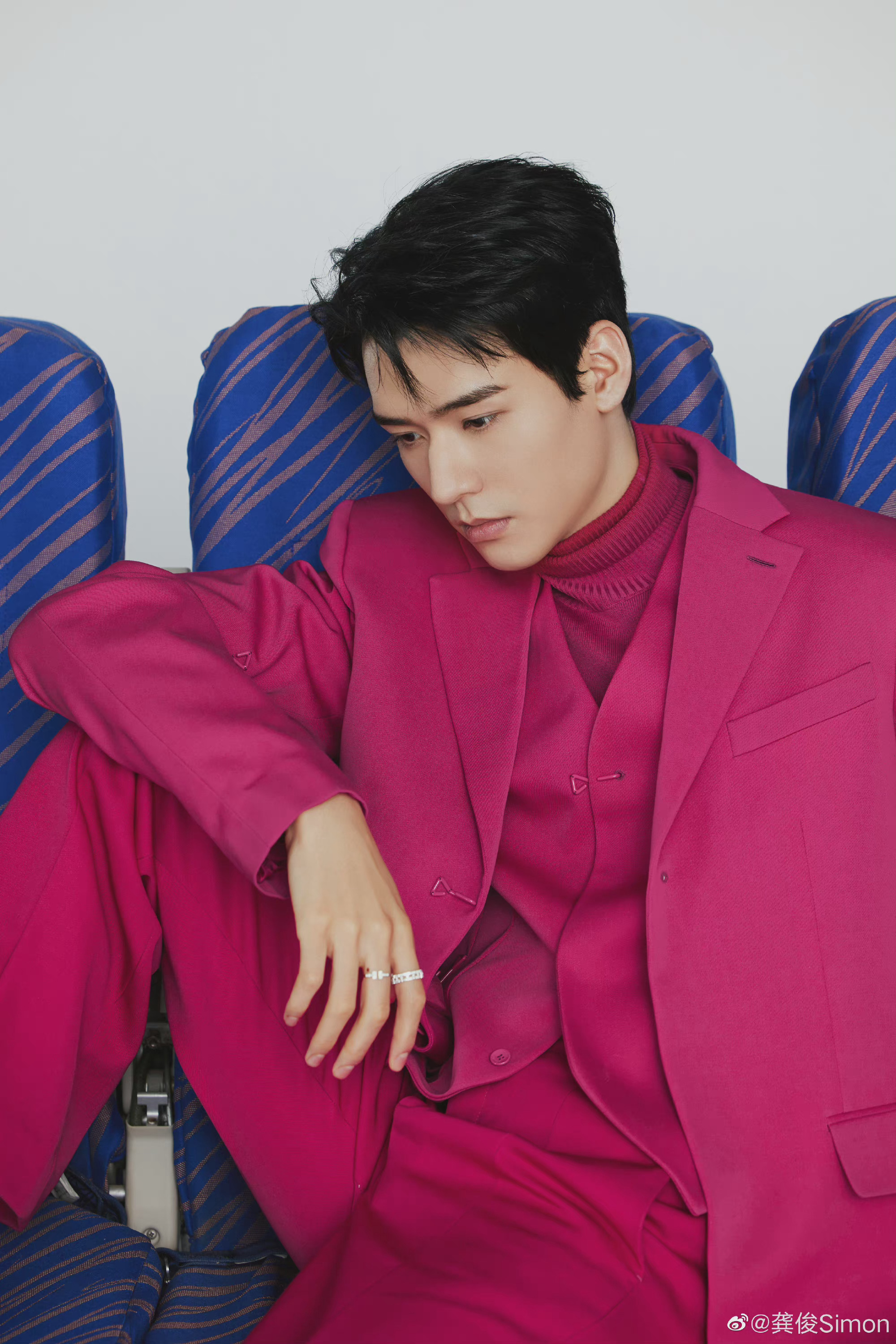 龚俊时尚先生盛典造型背头俊子玫红色西装套装77运动鞋