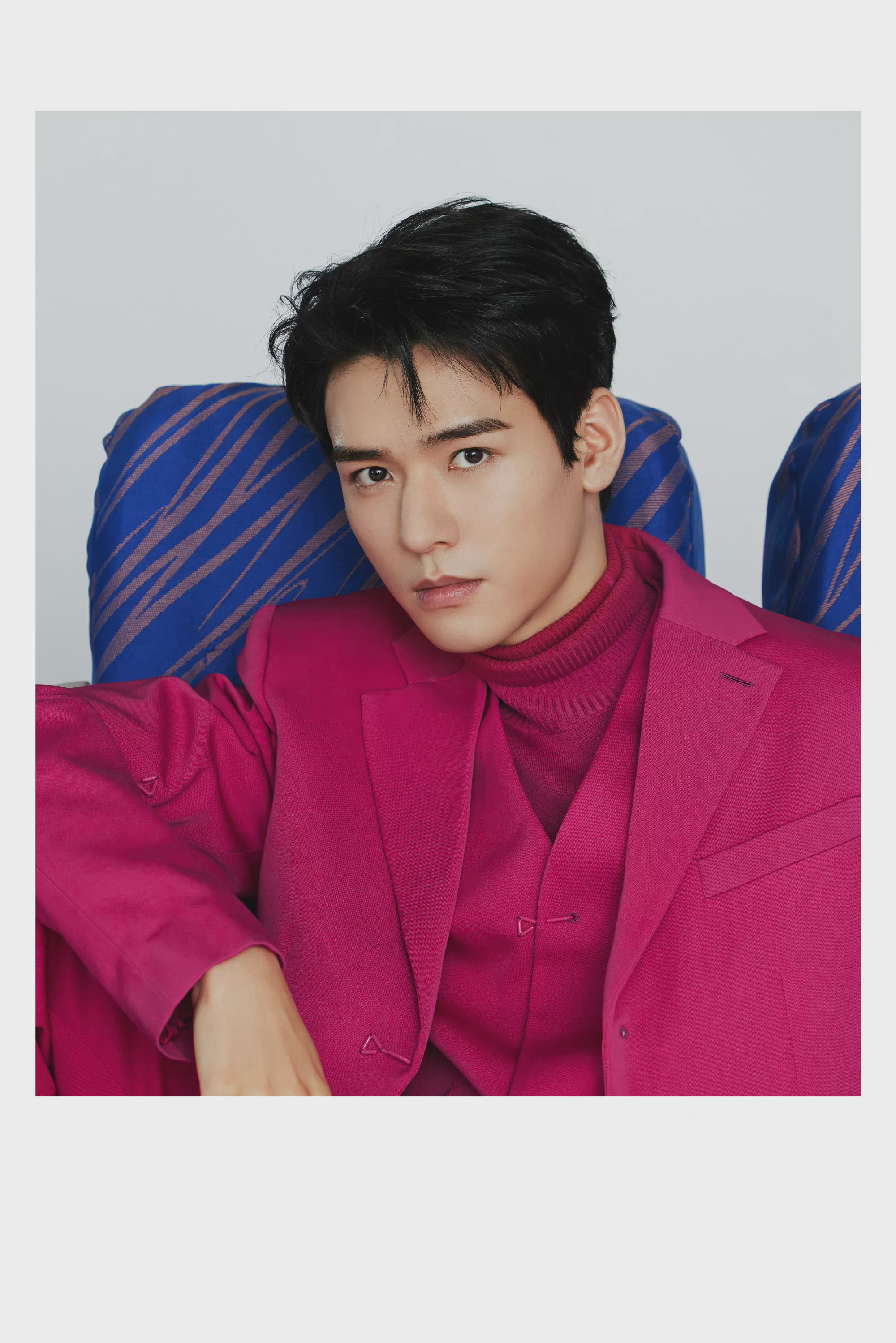 龚俊时尚先生盛典造型背头俊子玫红色西装套装77运动鞋