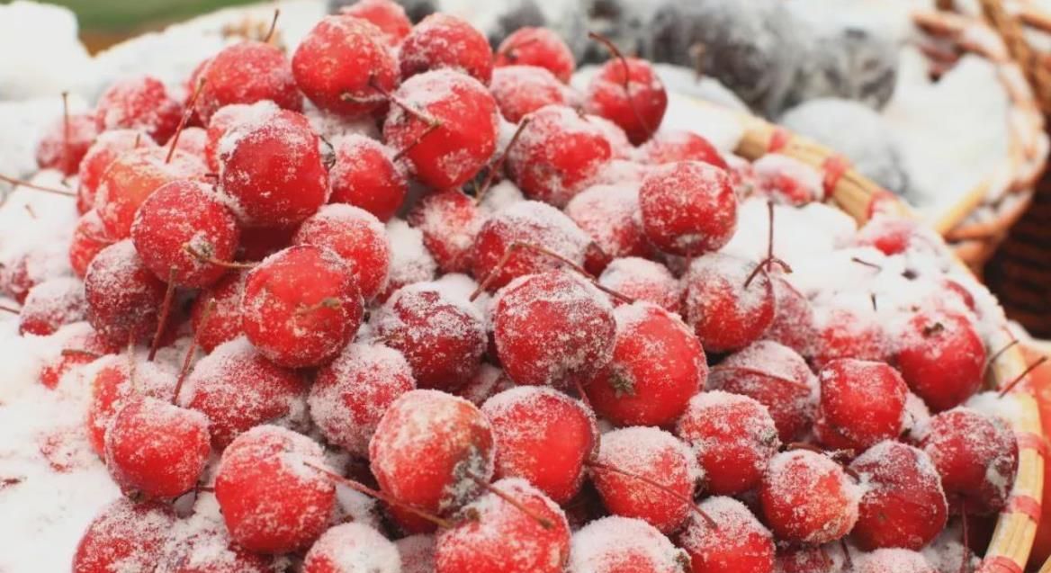 第一个就是冻花红果,咱也不知道花红是什么,反正从记事开始,冬天就有