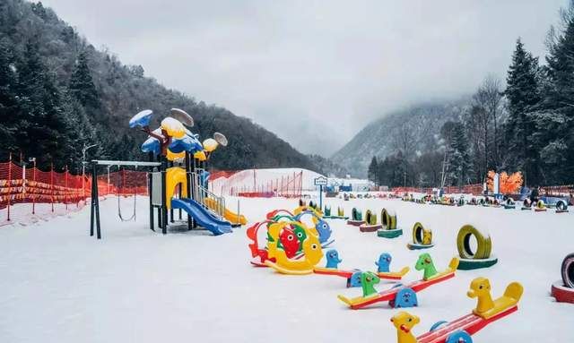 孟屯河谷滑雪场拥有7000m05的戏雪区,和孩子一起撒野,从雪地摩托