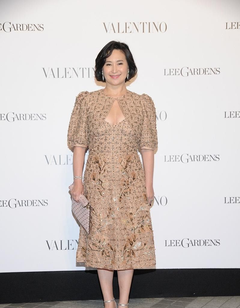 何超琼自带豪门气场穿搭金色礼裙优雅高贵前面镂空也不俗