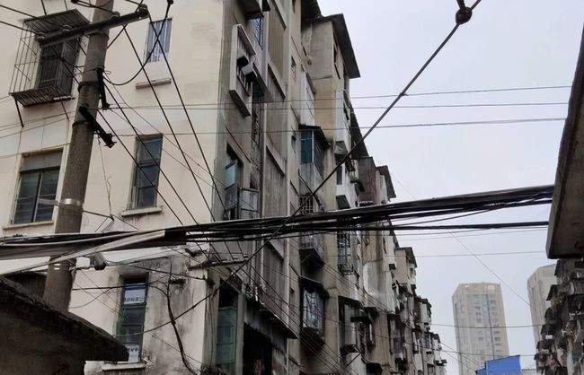 不过,随着时间的推移,现在这些预制板的老房子的问题了也开始逐渐暴露