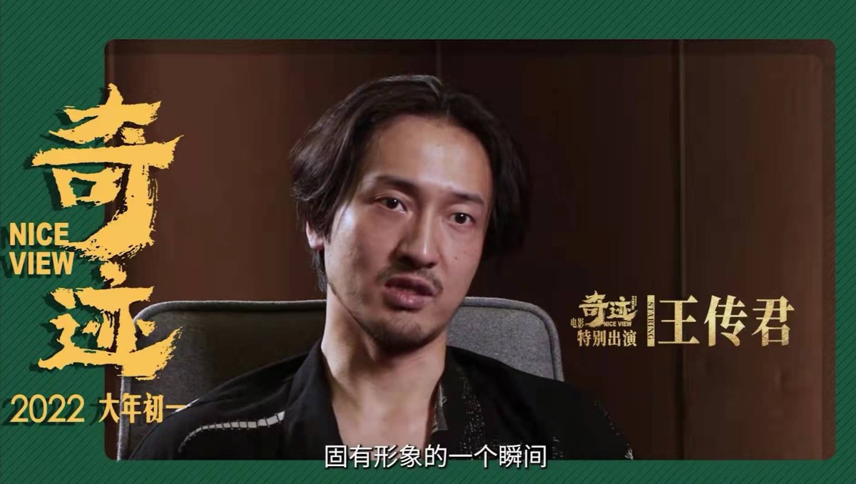 "抓住虫子丢掉","捋了一下衣服"的小动作直接就被导演文牧野捕捉到了