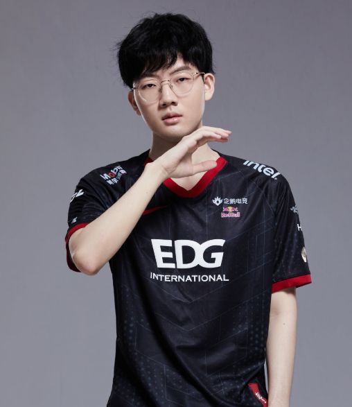 viper归队被粉丝跟机!