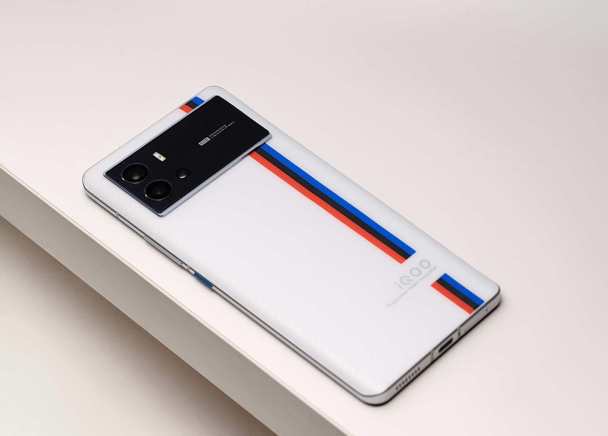 iqoo9传奇版开箱图赏这台机器外观设计上辨识度更高了