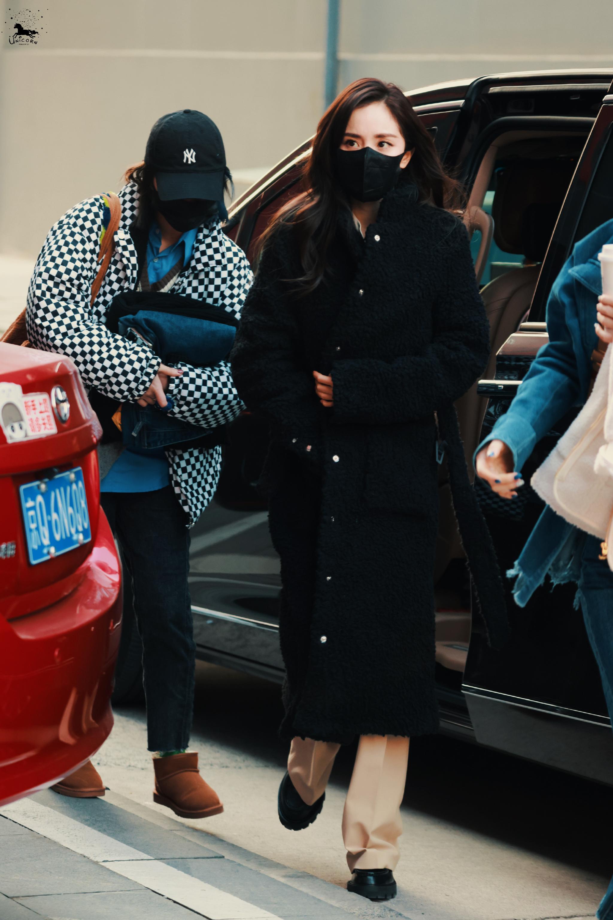 杨幂今日上班饭拍 黑色大衣 卷发造型,暖暖和和的上班啦……|上班