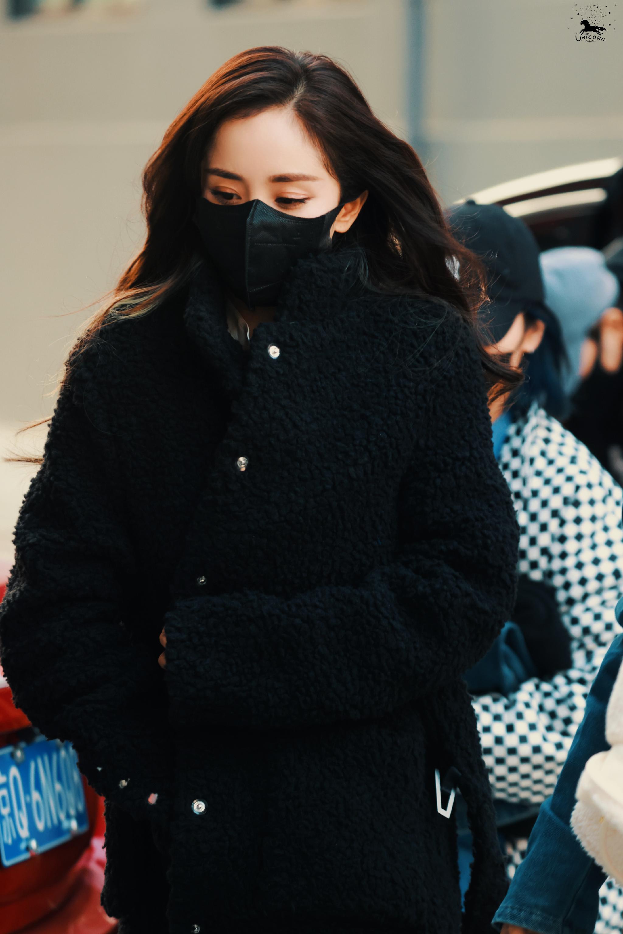 黑色大衣 卷发造型,暖暖和和的上班啦……|上班|杨幂|大衣_新浪新闻