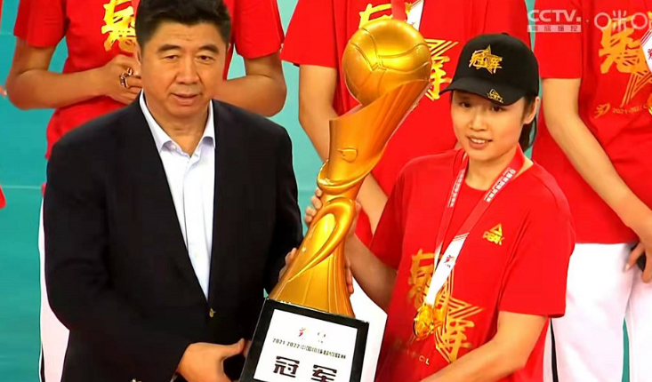 姚迪捧起奖杯!袁心玥李盈莹搞怪,冠军大合影,王宝泉终于笑了休闲区蓝鸢梦想 - Www.slyday.coM 姚迪捧起奖杯!袁心玥李盈莹搞怪,冠军大合影,王宝泉终于笑了休闲区蓝鸢梦想 - Www.slyday.coM