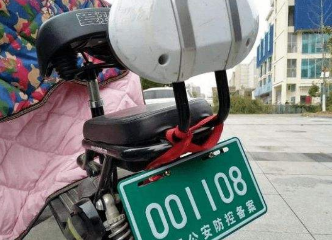 符合新国标的电动车挂绿色车牌,过渡期的电动车挂白色车牌,被划为机动