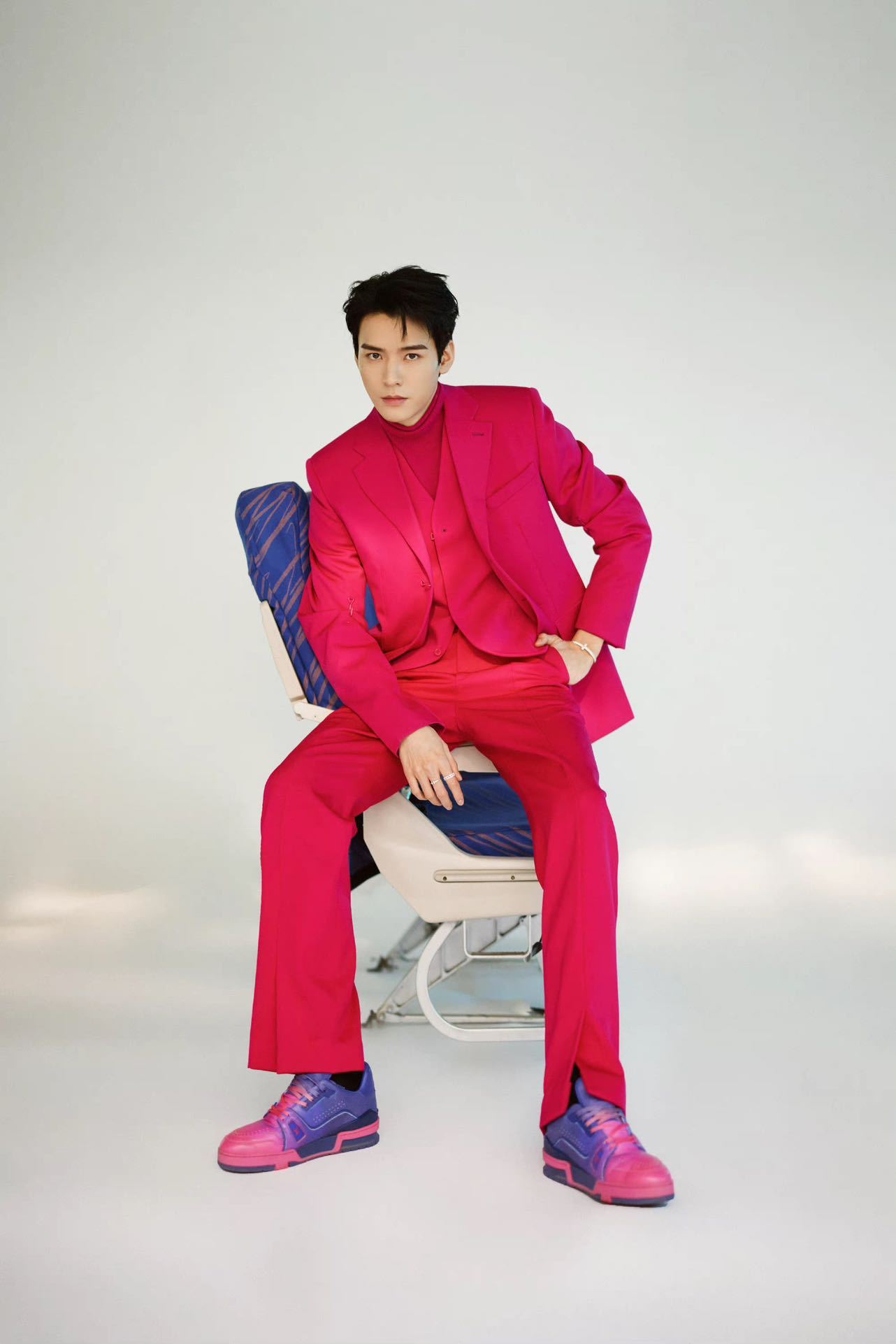 俊俊子这套玫粉西装也太好看了吧!|龚俊|时尚先生_新浪新闻