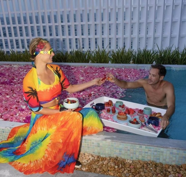 希尔顿大小姐的蜜月旅行媲美换装秀红泳衣秀出蜜桃臀哪像40岁