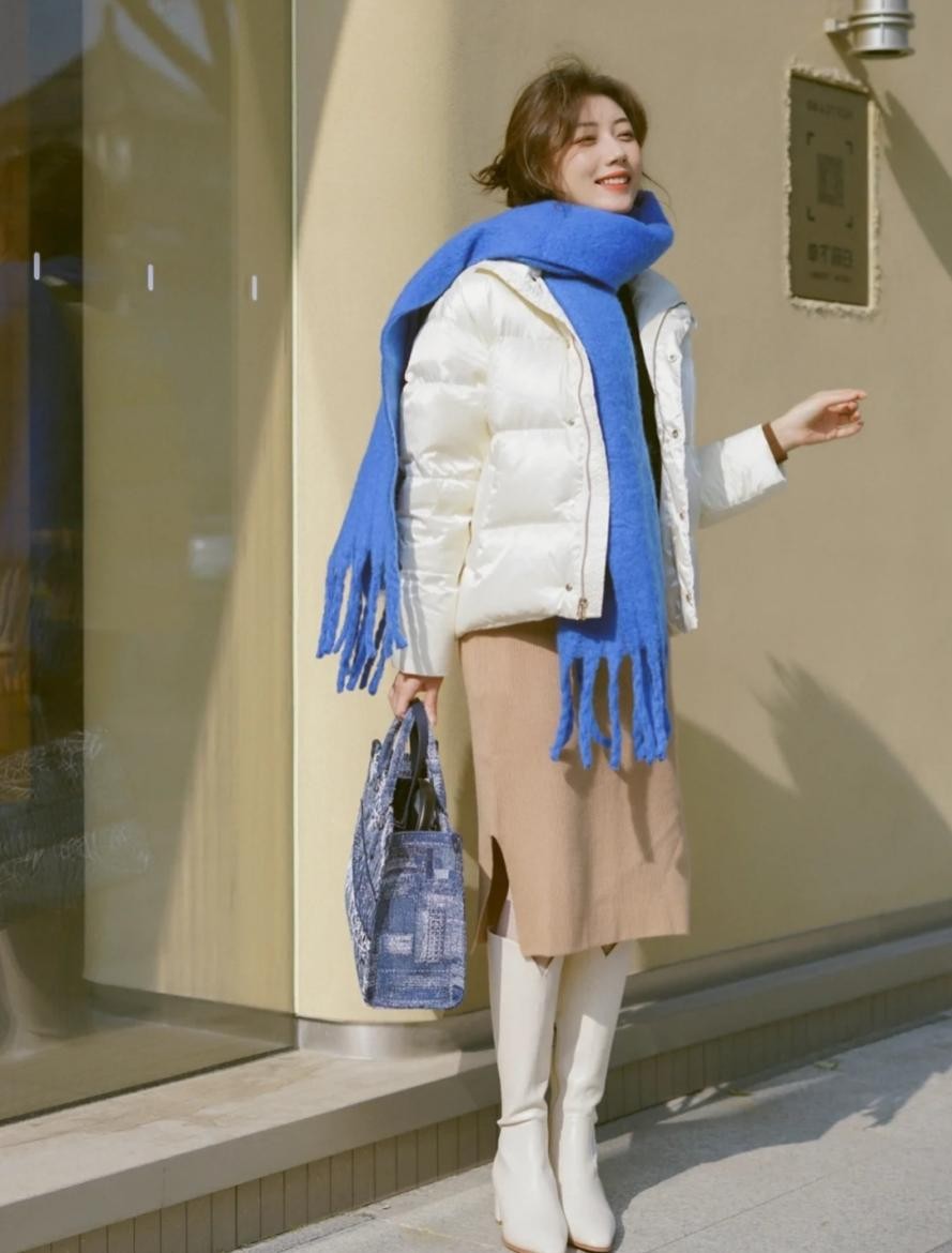 米白色羽绒服 奶茶色半裙 奶白色长筒靴,乍一看每一件单品都没有特别