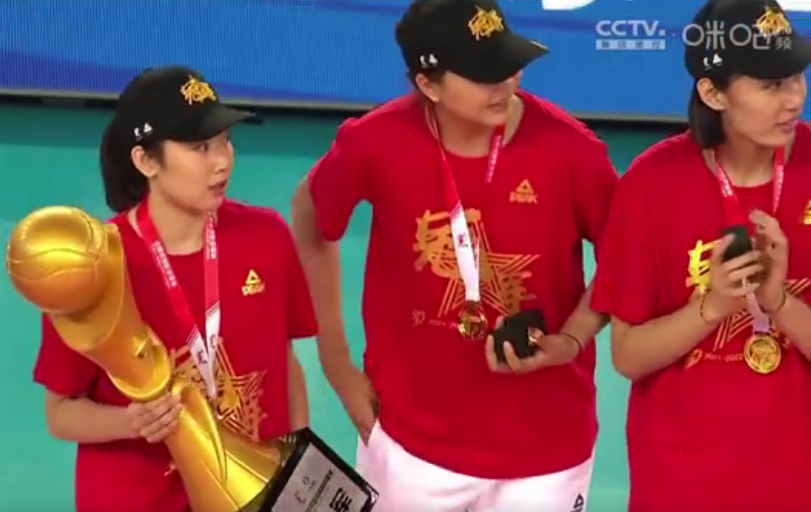 姚迪捧起奖杯!袁心玥李盈莹搞怪,冠军大合影,王宝泉终于笑了休闲区蓝鸢梦想 - Www.slyday.coM 姚迪捧起奖杯!袁心玥李盈莹搞怪,冠军大合影,王宝泉终于笑了休闲区蓝鸢梦想 - Www.slyday.coM