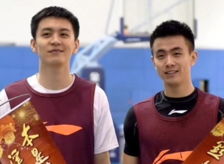 辽宁遭不公平判罚谁注意杨鸣与赵继伟摊手瞪眼同步默契了