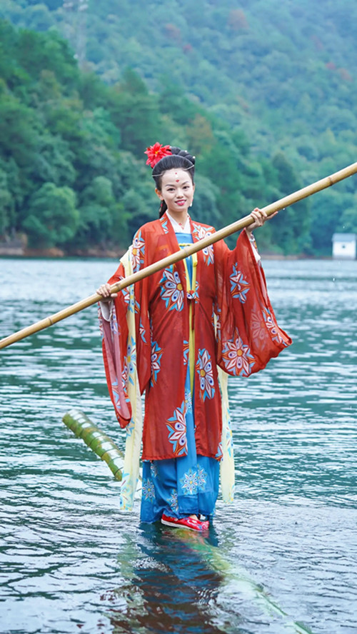 95后小姐姐独竹漂火了穿民族服饰水中轻舞功夫了得