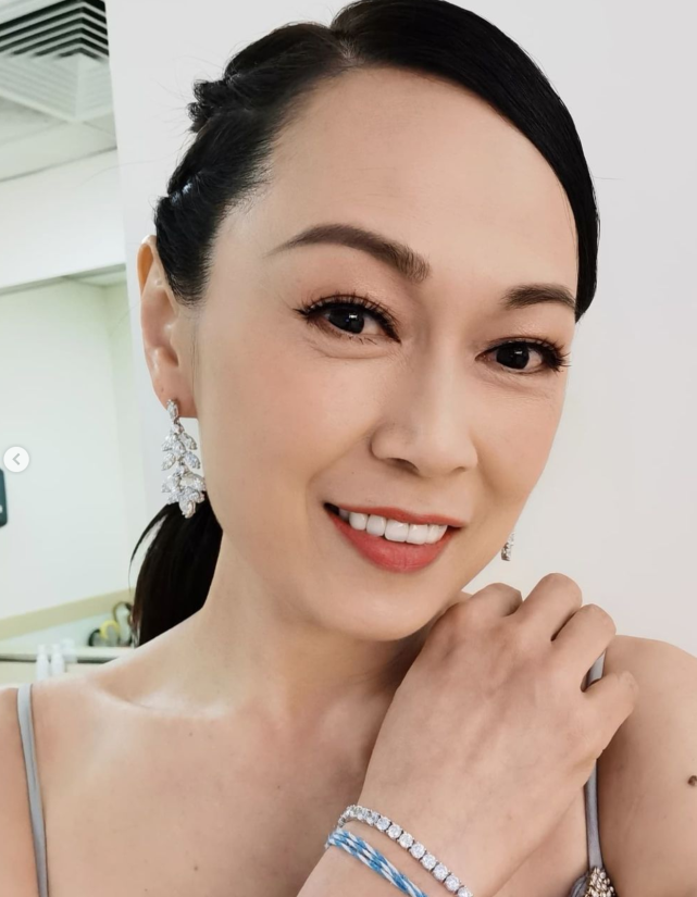 这位女艺人相信很多人都熟悉了,姚莹莹年轻时可是很漂亮,可惜的是在