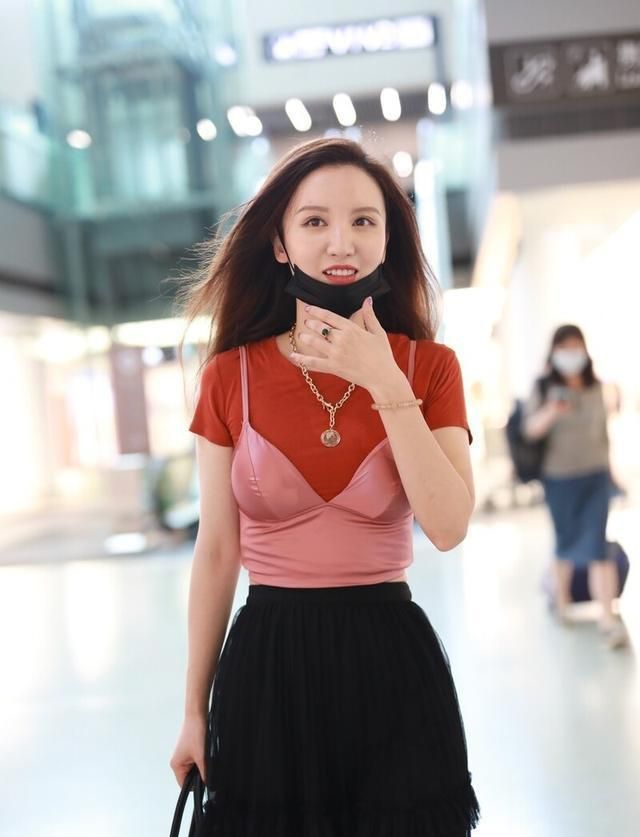 张萌时尚衣品出众身材丰满穿粉色塑身衣曲线曼妙吸睛