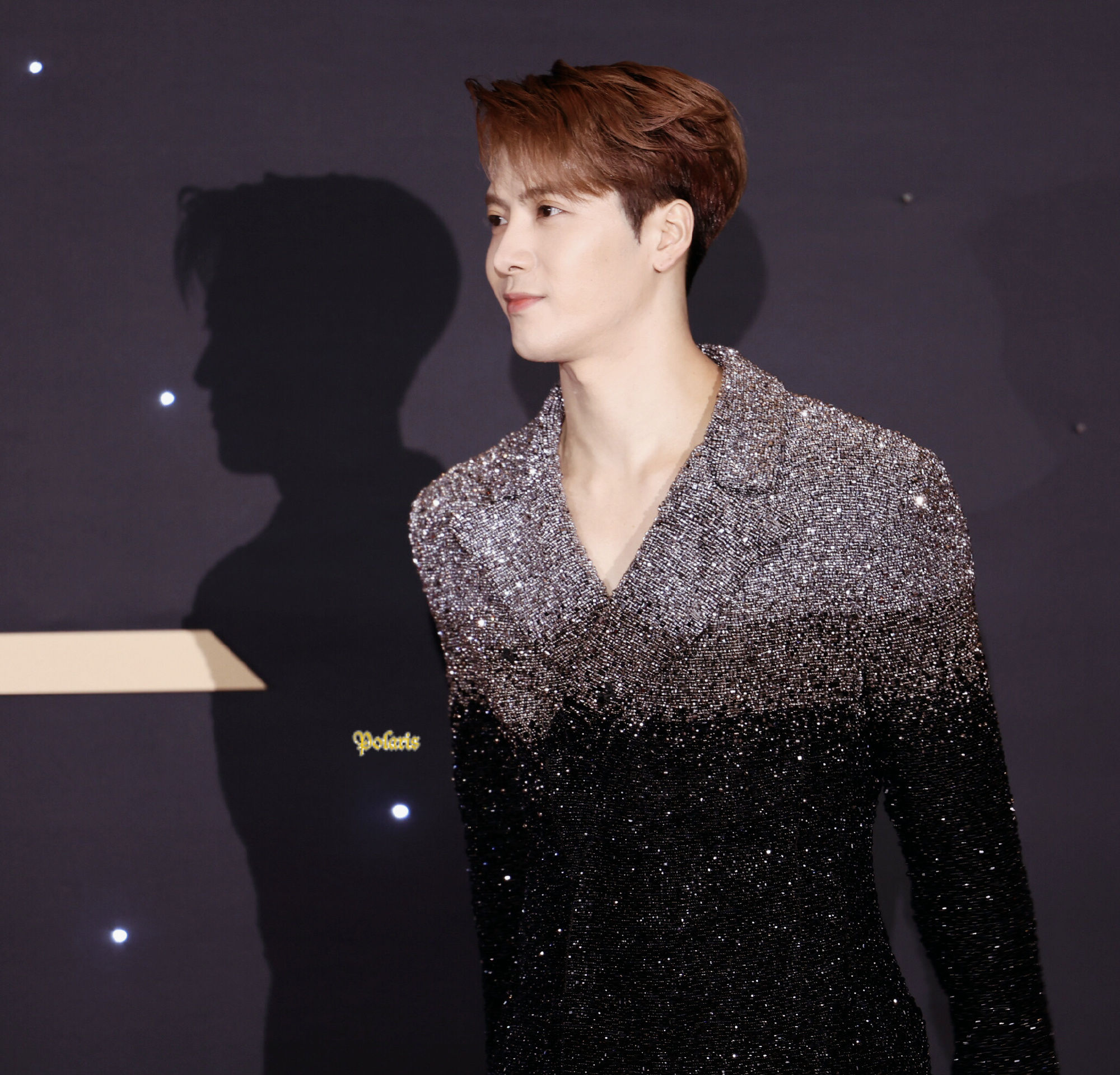 王嘉尔今日出席时尚先生红毯