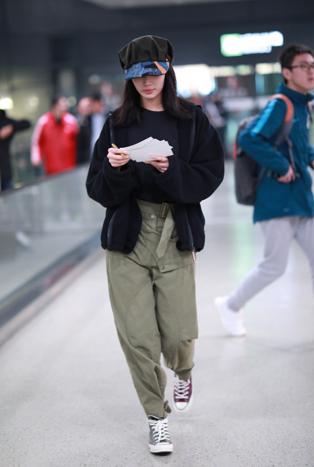 王紫璇素颜出门也不丑虽然穿搭简单到挺自然鸳鸯鞋好抢眼