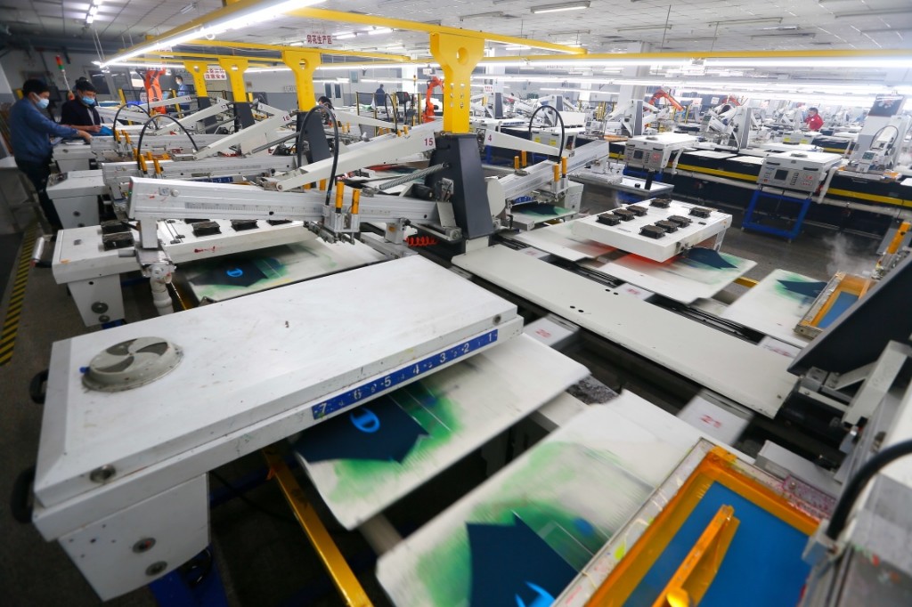 图为1月5日,在山东省青岛市即墨区的青岛华信印花有限公司生产车间