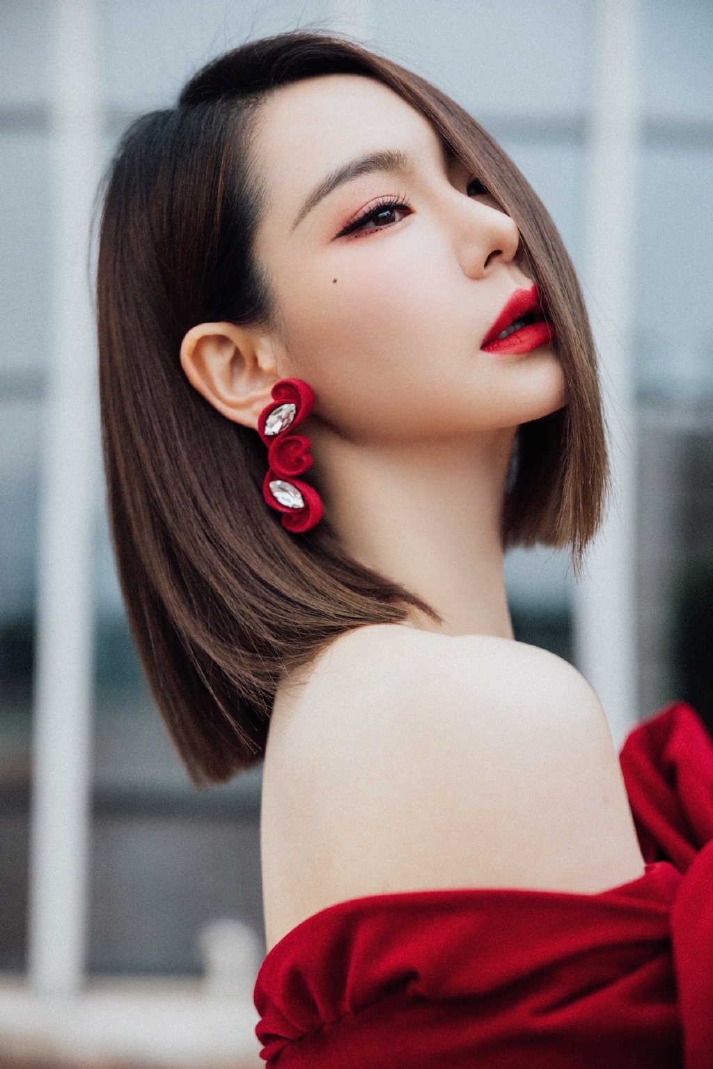 戚薇穿红色蝴蝶结长裙 妆容精致气场全开|戚薇_新浪新闻