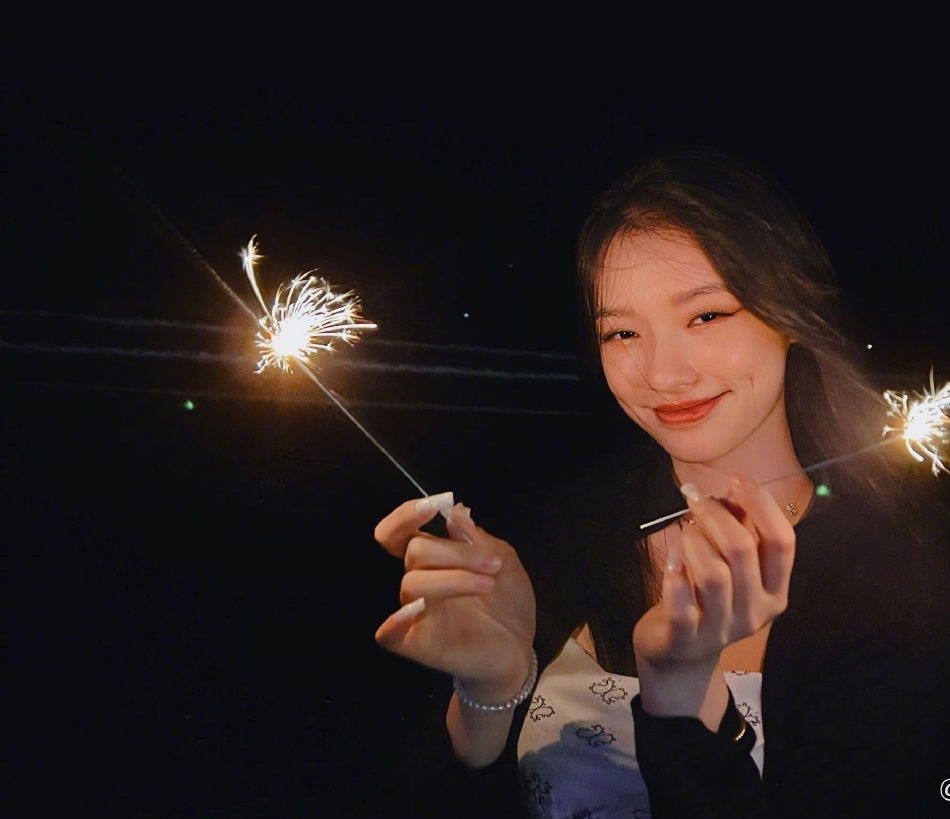 林允分享日常美照手拿仙女烟花棒氛围感拉满