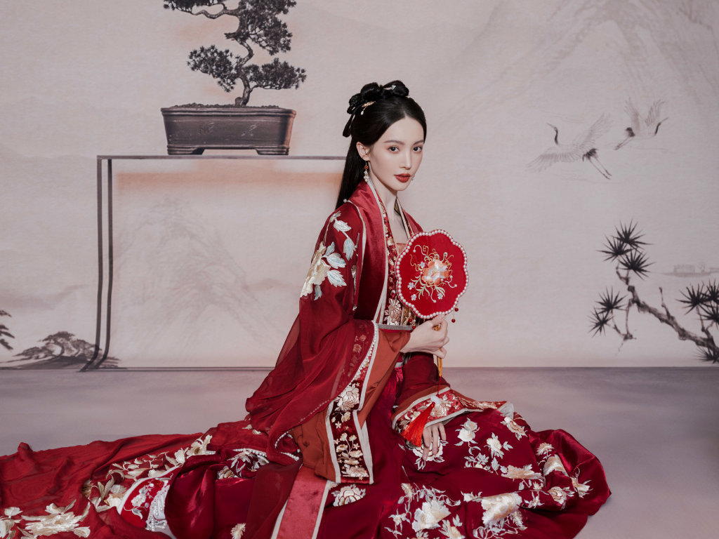 金晨穿红色刺绣古装 手持团扇温柔动人|金晨_新浪新闻