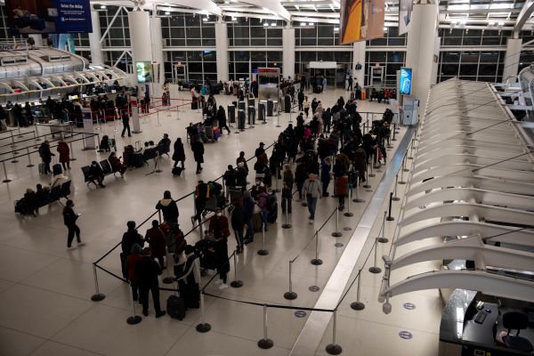 1月3日，旅客在美国纽约肯尼迪国际机场排队等待。新华社发