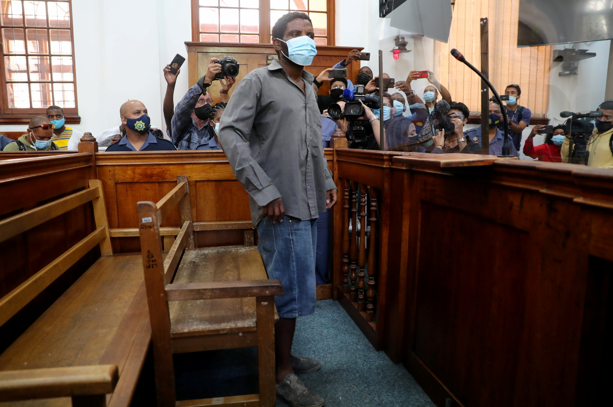 当地时间2022年1月4日，南非开普敦，南非议会火灾嫌疑人在开普敦地方法院出庭受审。图/IC photo