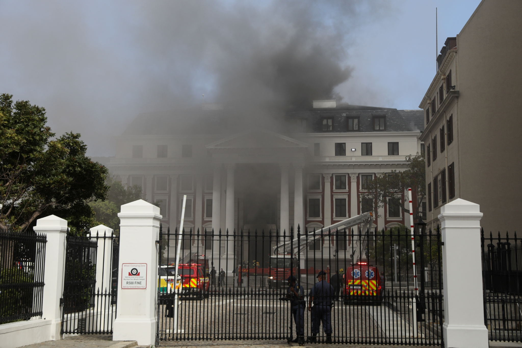 当地时间2022年1月2日，南非开普敦，当地议会建筑群发生火灾。图/IC photo