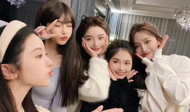 前两张合照中,林珊珊和一群网红美女自拍凹造型,画面养眼.