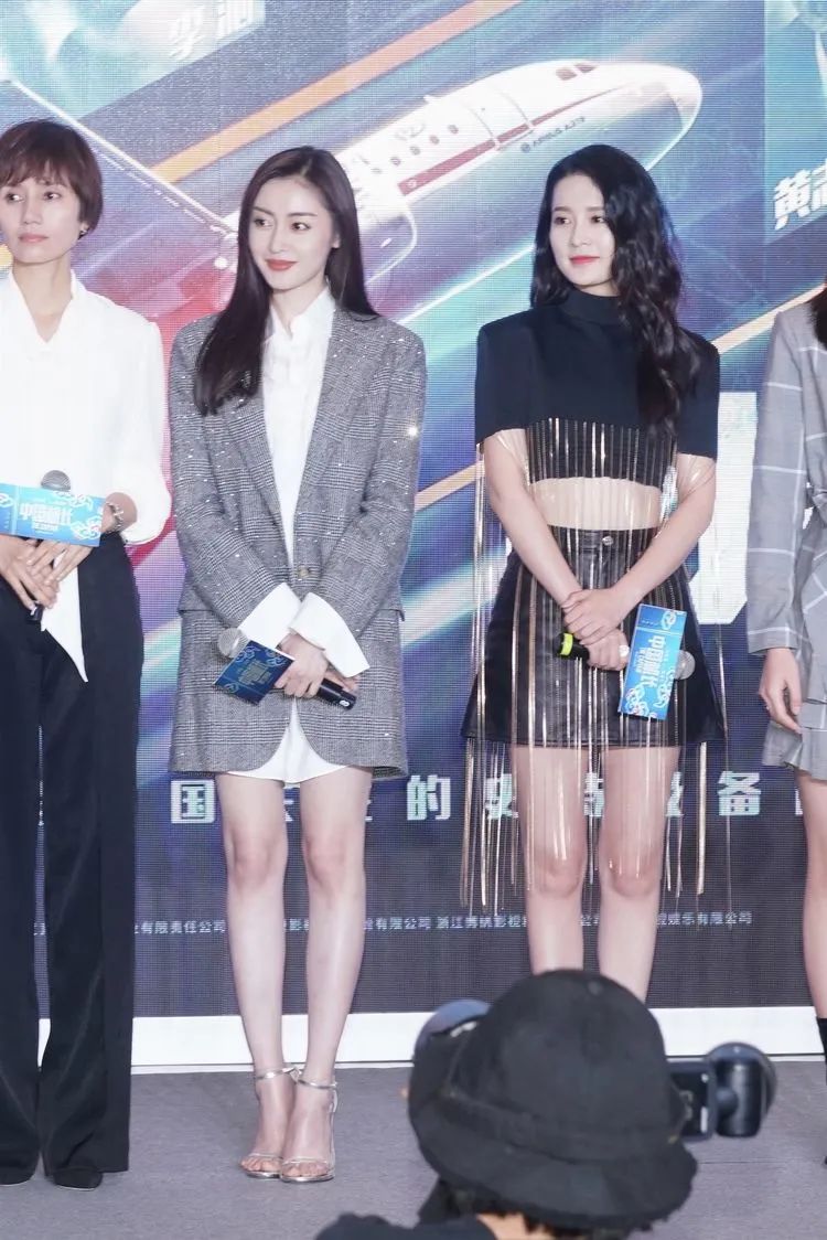 身高168的袁泉站在张天爱和李沁旁边,身高也算挺拔,五官和皮肤也保养