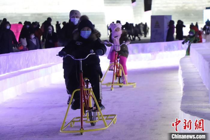 游客在哈尔滨冰雪大世界体验冰上自行车 孙汉仑 摄