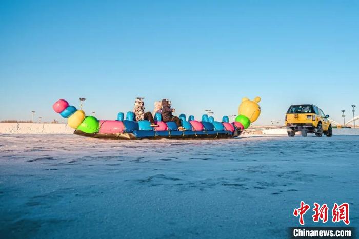 游客在冰雪嘉年华体验冬季娱乐项目 哈尔滨冰雪嘉年华供图