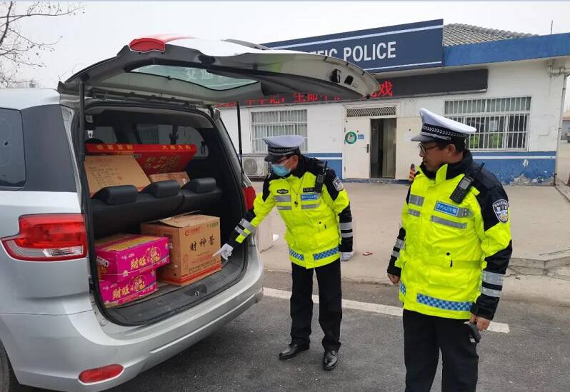 过年屯点烟花！一车主因非法运输烟花爆竹被济宁高速交警查处休闲区蓝鸢梦想 - Www.slyday.coM