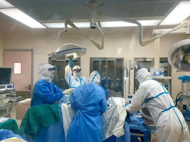 宫外孕患者大出血医护人员身着防护服急诊手术施救
