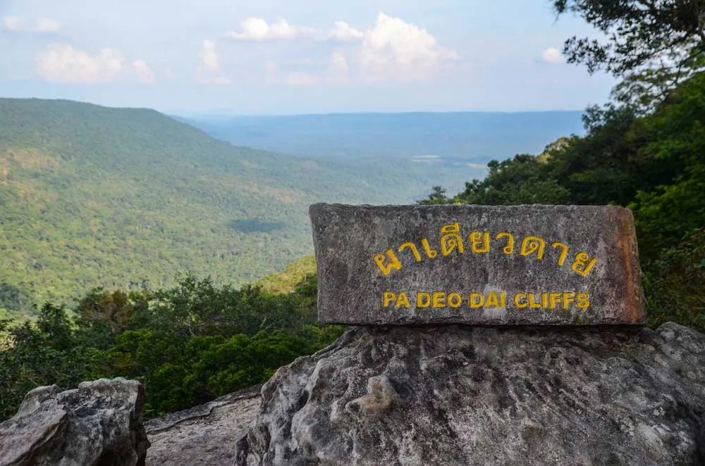在曼谷北上呵叻的火车上,坐满了来自世界各国的旅行者,但似乎没有太多