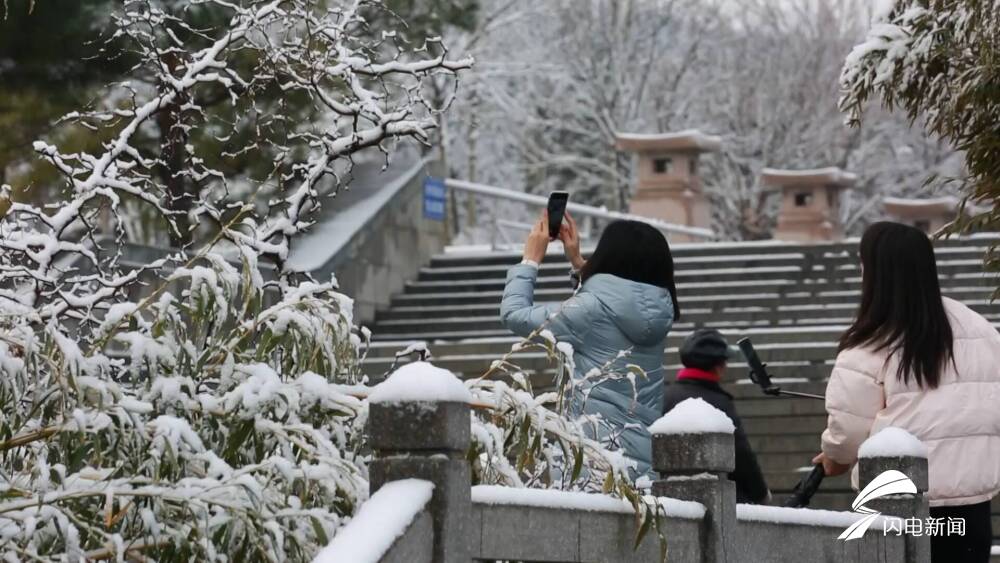 雪晴云淡映青山 沂南县汉街雪景为市民增添冬日趣味