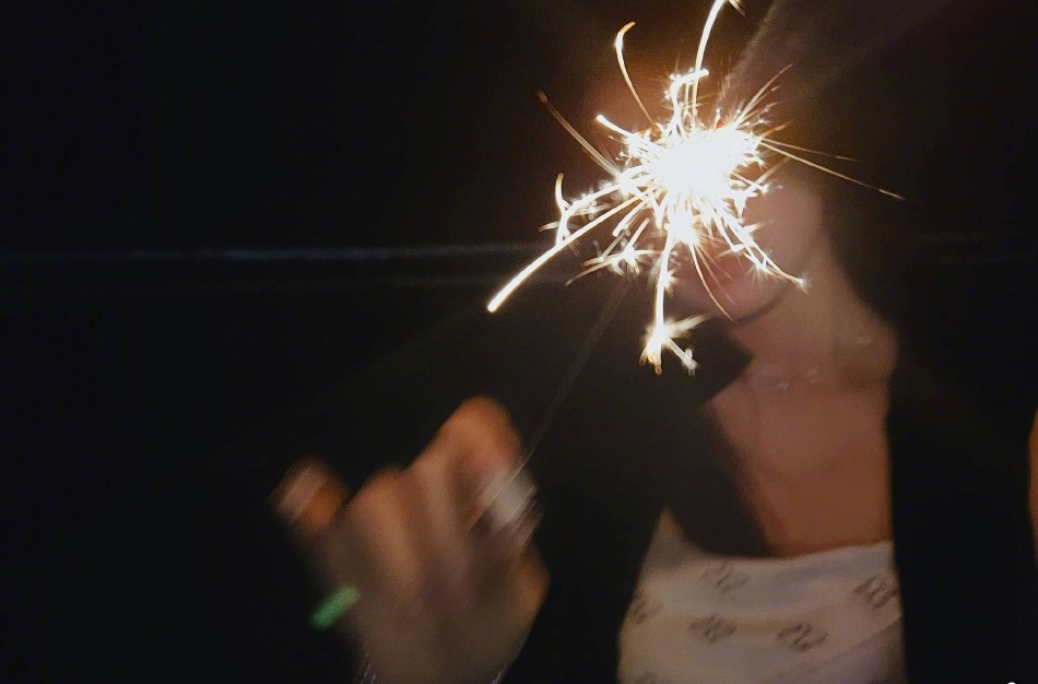 林允分享日常美照手拿仙女烟花棒氛围感拉满