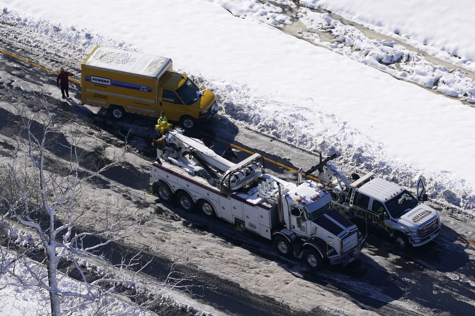 当地时间2022年1月4日,弗吉尼亚州,拖车在95号州际公路路段上工作.