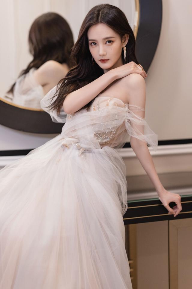 白色纱裙梦幻如公主,尽显温柔与浪漫|纱裙|李一桐|造型_新浪新闻