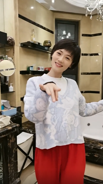 央视主持人董丽萍热舞40岁皮肤白身材纤细被网友盛赞是中学生