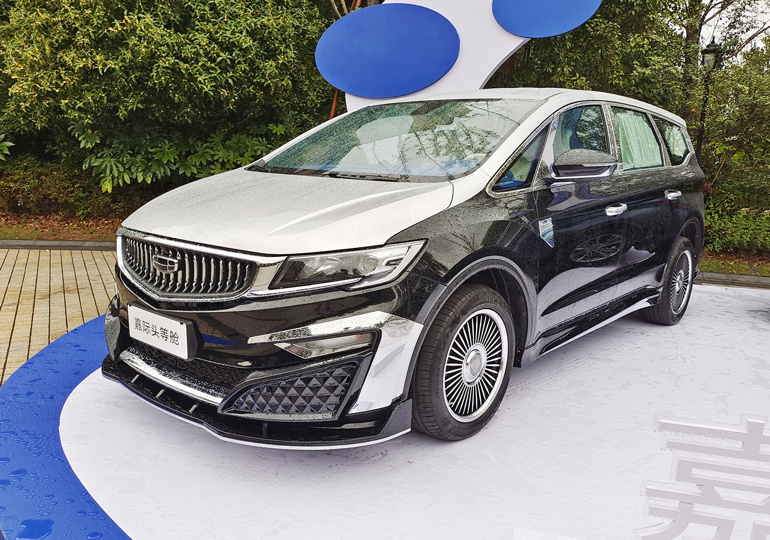 作为吉利家族的旗舰mpv,嘉际头等舱定位商务mpv,无论是从造型气场还是