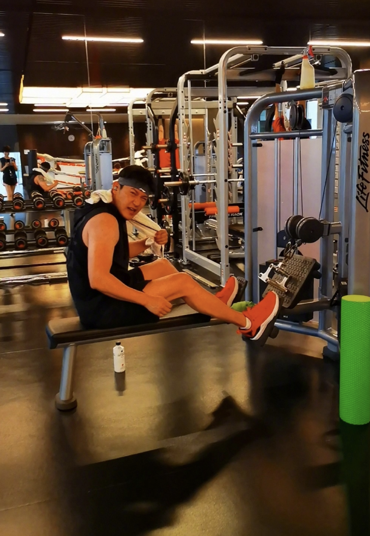 陆毅生日晒家人和健身照46岁身材健硕不油腻贝儿超过爸爸肩膀