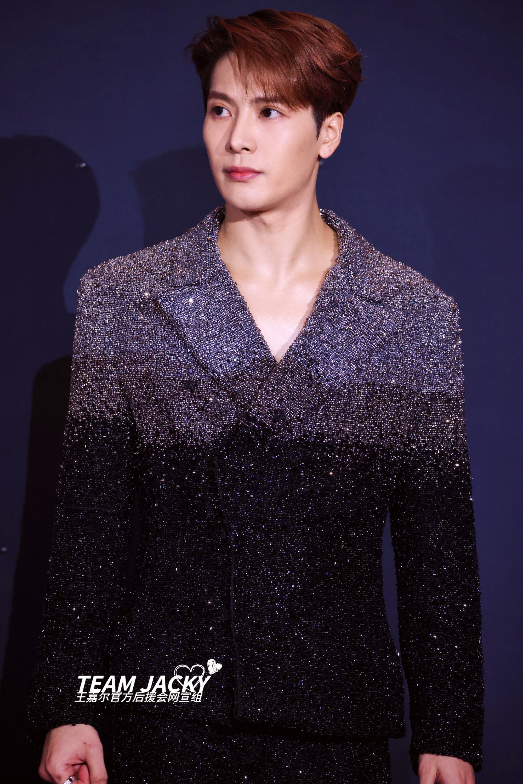 昨日王嘉尔参加时尚先生红毯