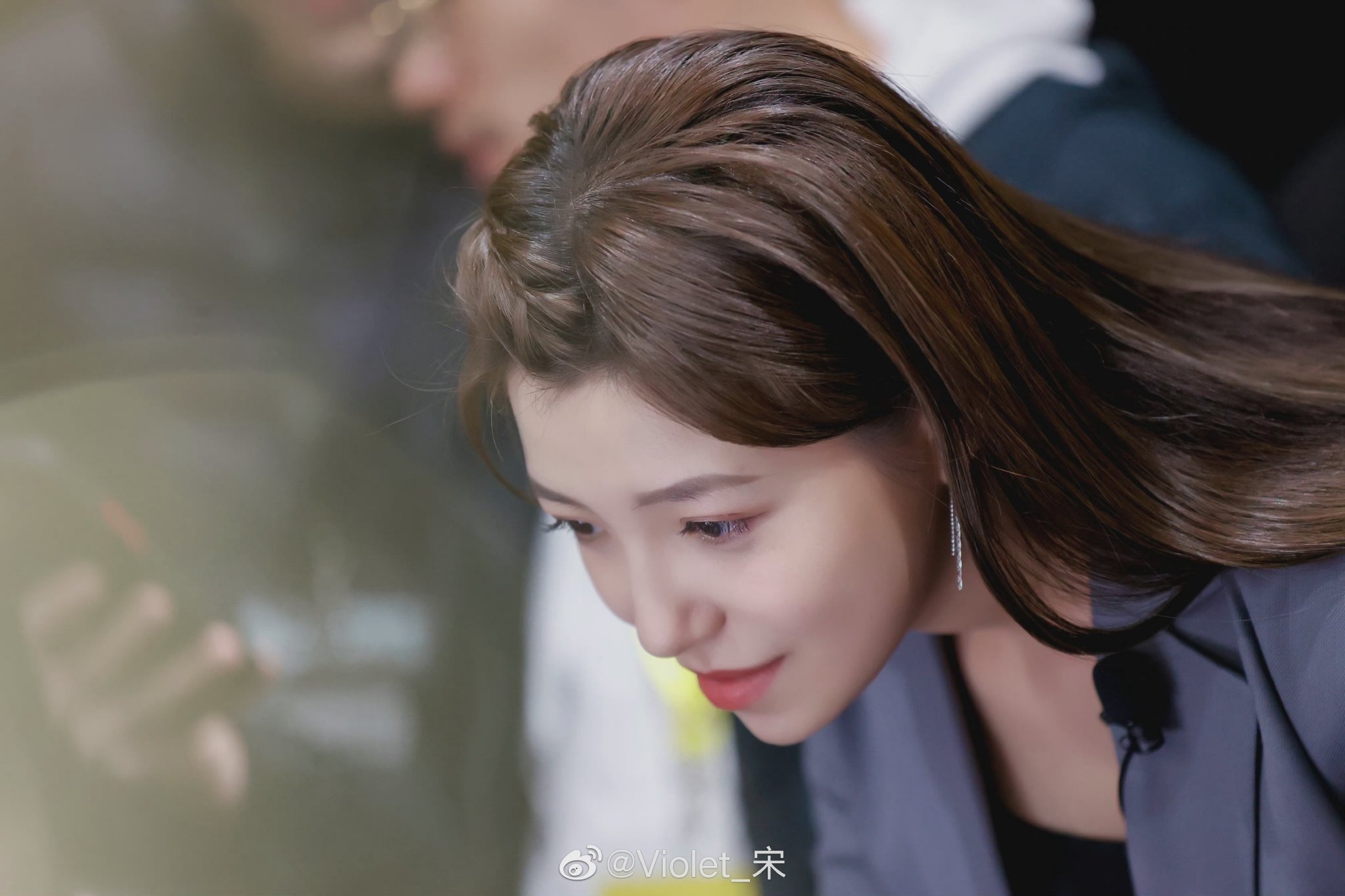 宋紫薇拿上拿的iqoo9传奇版是不是很酷