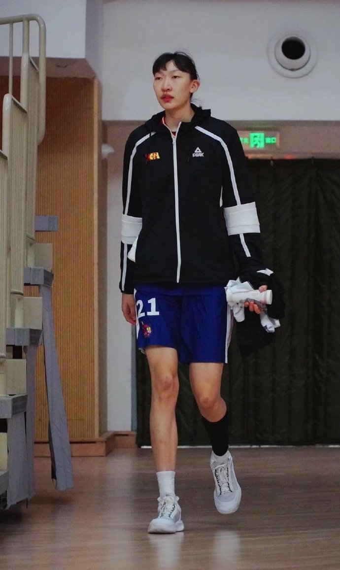 肖战在线为女篮运动员韩旭加油！ 能给你带来一些些力量，太荣幸了。中国女篮同样也给我们传递了很多激励和力量休闲区蓝鸢梦想 - Www.slyday.coM