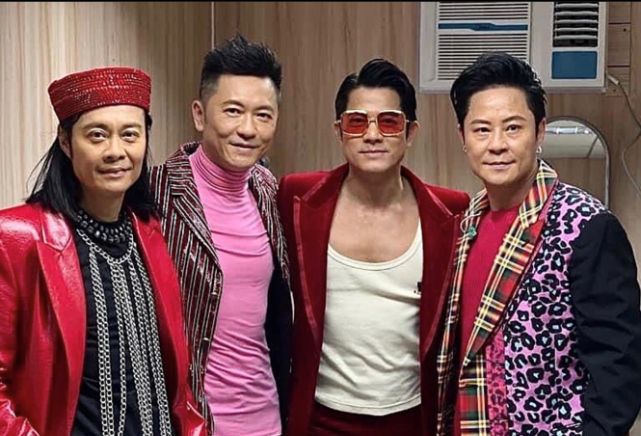 周慧敏挽腰林子祥合影明星齐聚全穿红衣好喜庆