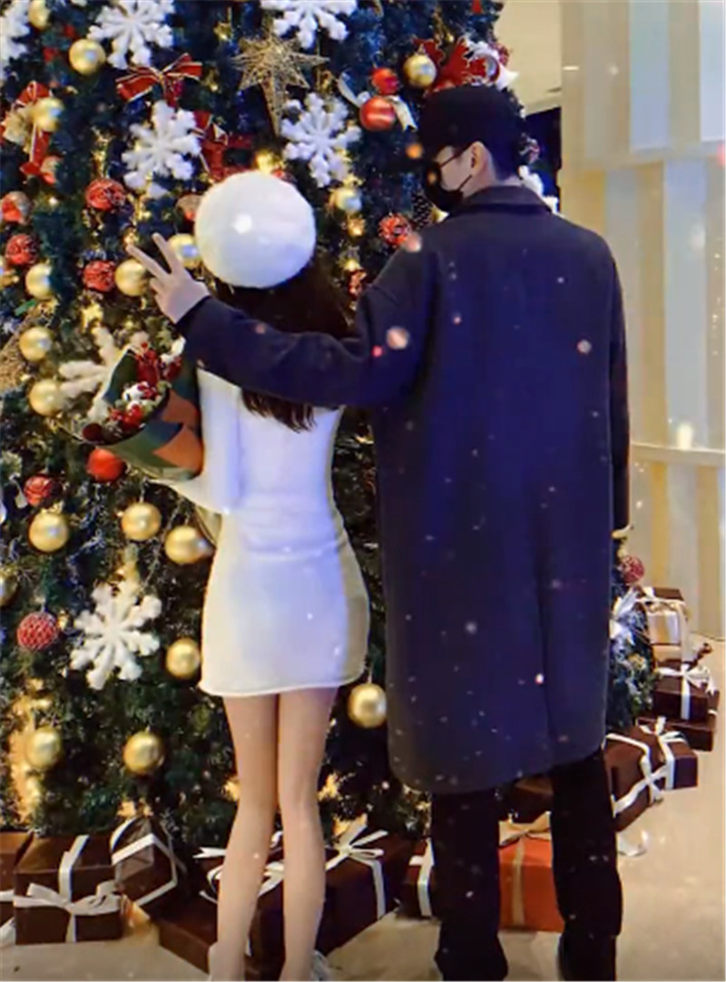 林颜终于奔现成功女友背影杀完胜狗子人气却坐上了滑滑梯