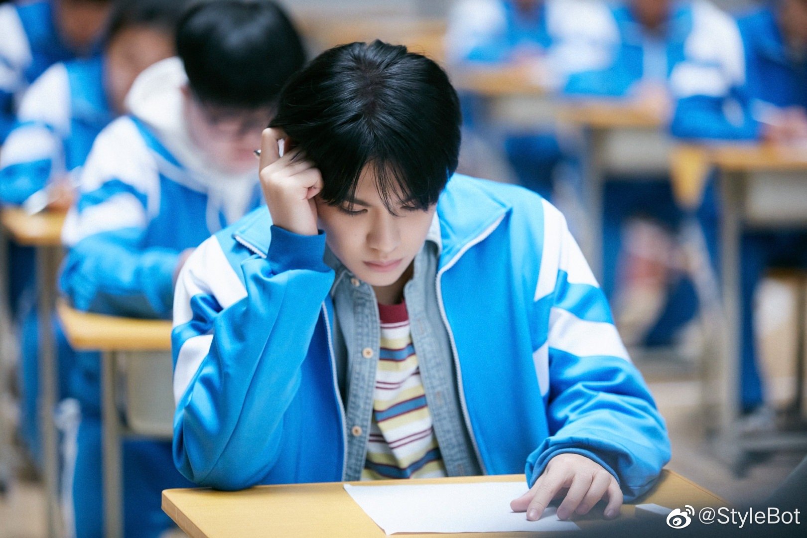 黄明昊 | 帅气男高中生剧照来啦,和校园剧男主适配度太高了!